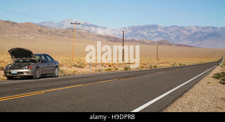 Veicolo in panne sul lato della strada Death Valley California Foto Stock