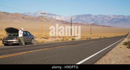 Veicolo in panne sul lato della strada Death Valley California Foto Stock