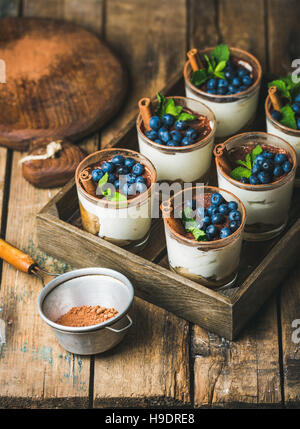 In casa il Tiramisù dessert in bicchieri con frutti di bosco freschi e menta Foto Stock