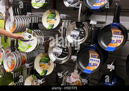 Padelle in un Ipermercato Carrefour. Foto Stock