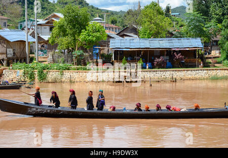 Gita in barca sul Lago Inle, attorno ai tradizionali villaggi galleggianti e campi del lago Foto Stock