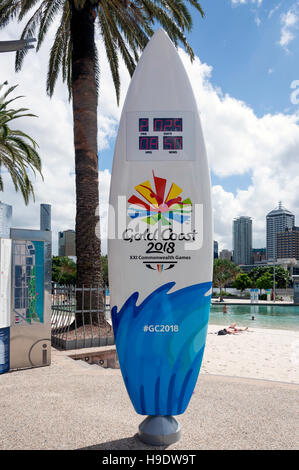 Tavola da surf con orologio per il conto alla rovescia per la Gold Coast Commonwealth Games 2018, Strade Spiaggia, South Bank, Brisbane, Queensland, Australia Foto Stock
