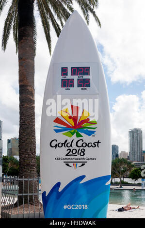 Tavola da surf con orologio per il conto alla rovescia per la Gold Coast Commonwealth Games 2018, Strade Spiaggia, South Bank, Brisbane, Queensland, Australia Foto Stock