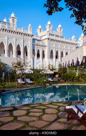 La piscina a Falaknuma Palace Hotel in Hyderabad, una rampicate a forma di scorpione mansion significa "specchio del cielo". India. Foto Stock