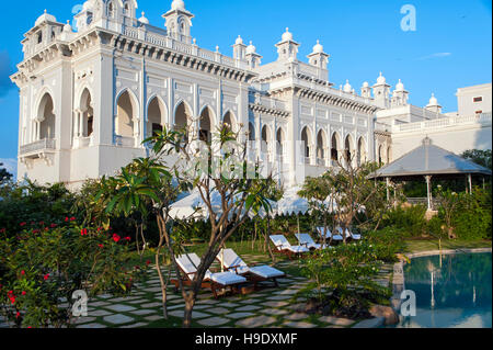 Al di fuori di Falaknuma Palace a Hyderabad, in una forma di scorpione mansion costruita nel 1884, e ora un hotel di lusso. India. Foto Stock