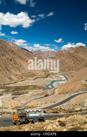 Il fiume tsarap come si vede da una serie di spire di switchback su leh-manali in autostrada in ladakh. Foto Stock