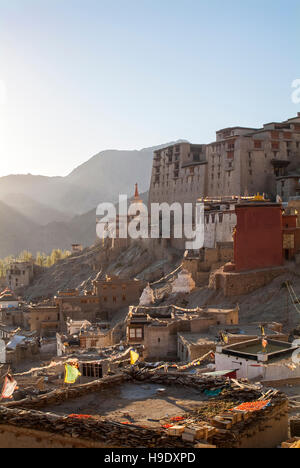 Villaggi di pietra scorrimento fino a un lato di montagna nella città vecchia di Leh, capitale del Ladakh, un ex regno tibetano. Foto Stock