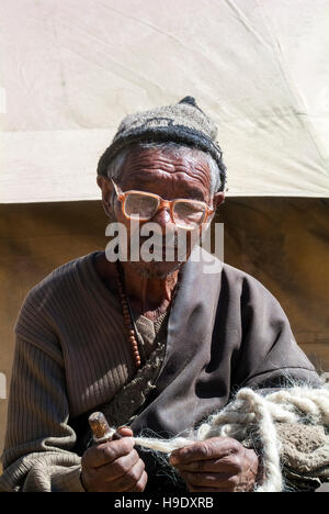 Un villaggio uomo da Thukje vicino a Tso Kar Lago in Ladakh. Foto Stock