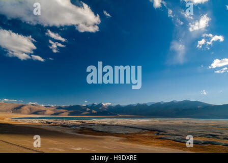 Alta altitudine Tso Kar Lago in Ladakh. Foto Stock