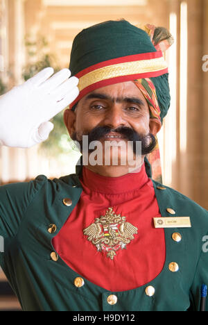 Una guardia al Umaid Bhawan Palace, un hotel di Jodhpur, India. Foto Stock