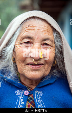Un'anziana donna Lapcha dal villaggio di Radhu Kandu in Sikkim, India Foto Stock