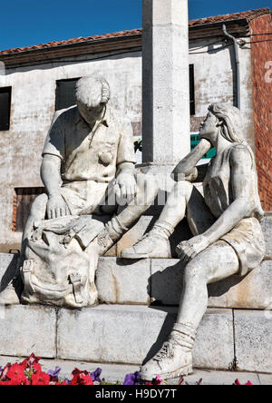 Statua di un paio di giovani pellegrini di oggi che riposano lungo il Camino de Santiago a Mansilla de Las Mulos, Leon, Spagna. Foto Stock