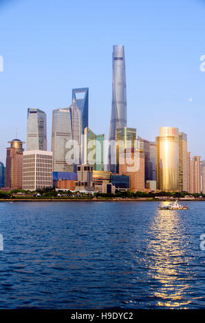 Shanghai Pudong New Skyline del paesaggio urbano nella golden sunshine. Il più alto edificio è Shanghai Tower si trova a Pudong Foto Stock