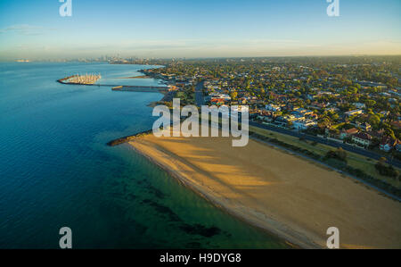 Vista aerea della spiaggia di Brighton e il sobborgo di sunrise. Melbourne, Victoria, Australia Foto Stock