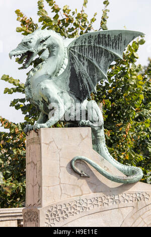 LJUBLJANA - Slovenia - 25 settembre 2016 : Dragon bridge in un giorno di estate a Lubiana, Slovenia Foto Stock