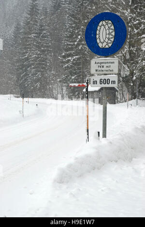 Segno di traffico, le catene da neve obbligatori, Kaiserau, Admont, Stiria, Austria Foto Stock