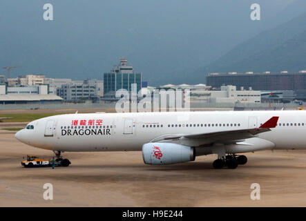 Airbus A 330 aeroplano di Dragonair arrivare in aeroporto internazionale di Hong Kong Cina Foto Stock
