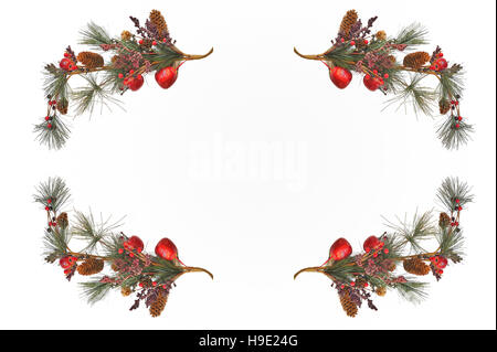 Rami di pino con coni decorazione di Natale Foto Stock