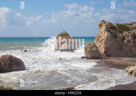 Vista della roccia di Afrodite a Cipro in un giorno di tempesta Foto Stock
