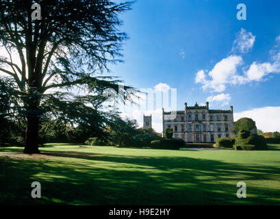 Nove-bay east anteriore: Elvaston Castle ricostruita 1830-40 da L. N. Cottingham in stile neo-gotico, cercando W dal Grand Avenue. Foto Stock