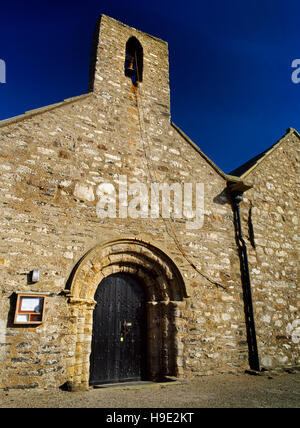 St Hywyn la Chiesa, Aberdaron: W porta del corridoio N, l'originale C12th navata & coro. Campana-cote parte di C14TH/XV ricostruzione. Foto Stock