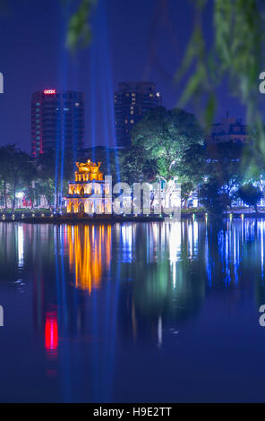 Torre di tartaruga (Thap Rua) sul Lago Hoan Kiem al crepuscolo, Hanoi, Vietnam Foto Stock