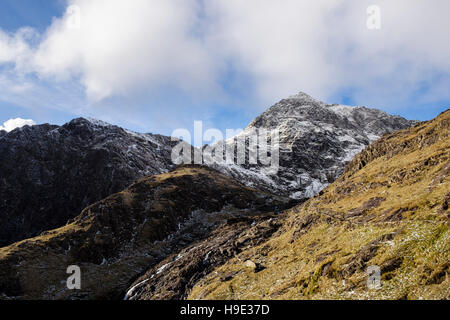 Vista Y Gribbin ridge e Mount Snowdon peak da minatori 'via con la neve in inverno. Pen-y-Pass, Llanberis, Gwynedd, il Galles del Nord, Regno Unito, Gran Bretagna Foto Stock