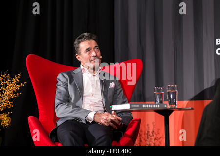 Politico e scrittore Anders Fogh Rasmussen visto durante un'intervista al Salone del libro BogForum 2016 a Copenaghen. Foto Stock