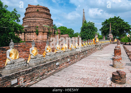 Ayutthaya (Thailandia), enormi statue di Buddha tra vecchie rovine di templi Foto Stock