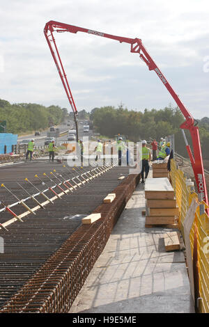 Il calcestruzzo è esaurito durante la costruzione di un nuovo ponte stradale sulla A30 attraversando il fiume Tamar in Cornovaglia/Confine di Devon Foto Stock