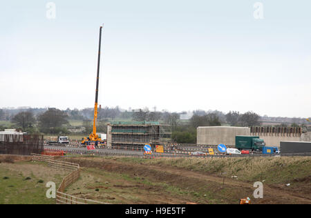 Costruzione di un nuovo ponte per l'A46 per span l'autostrada M40, Oxfordshire, Regno Unito. Mostra cassaforma per pilastri del ponte e la gru Foto Stock