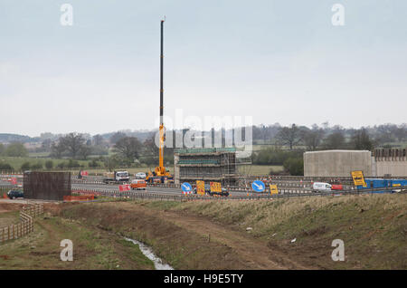 Costruzione di un nuovo ponte per l'A46 per span l'autostrada M40, Oxfordshire, Regno Unito. Mostra cassaforma per pilastri del ponte e la gru Foto Stock