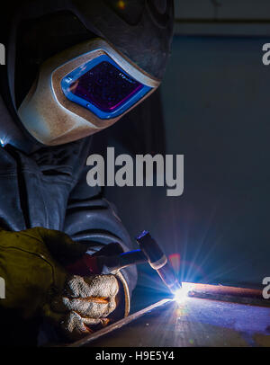 Saldatore, artigiano, erigendo tecnica acciaio acciaio industriale saldatore in fabbrica Foto Stock
