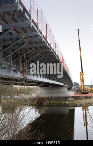 Un nuovo acciaio e calcestruzzo strada sposa essendo costruito su di un fiume. Vista dal basso che illustra il supporto temporaneo per calcestruzzo Foto Stock