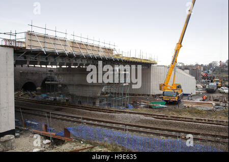 Un nuovo acciaio e calcestruzzo strada sposa essendo costruito su una ferrovia. vicino a Birmingham, Regno Unito. Vista dal basso che illustra il supporto temporaneo per calcestruzzo Foto Stock