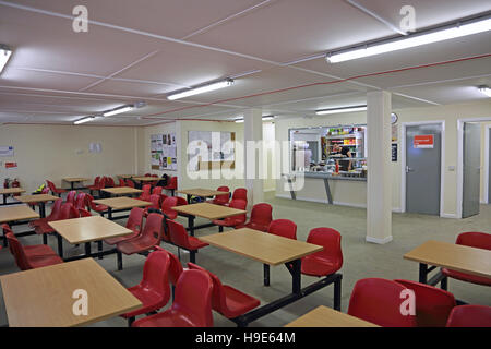 Interno di una temporanea mensa dei lavoratori su un grande edificio sito in Londra, Regno Unito. Mostra cucina, servery e area salotto Foto Stock