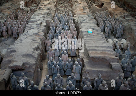 Guerrieri di Terracotta esercito, la buca numero 1, Xian, Shaanxi, Cina, Asia. Un antica collezione di sculture raffiguranti gli eserciti di Qin Shi Huang, PRIMA E Foto Stock
