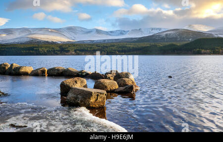 Loch Morlich, Scozia, lago, acqua, Gran Bretagna, scozzese, foresta, natura, british, paesaggio, montagne, Scenic, Cairngorms, highland, all'aperto, sky, highlands scozzesi loch di acqua dolce nel Badenoch e Strathspey area di Highland, Cairngorms National Park, Scozia vicino a Aviemore. Foto Stock