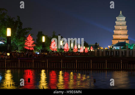 Illuminata acqua mostrano a 1300 anno vecchio Grande Pagoda in Xian, Shaanxi, Cina, Asia. Foto Stock