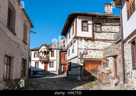 Tradizionale vecchio case rustiche in riserva etnografica di Shiroka Laka, Bulgaria Foto Stock