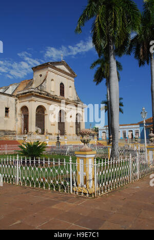 Cuba, Trinidad, Plaza Mayor, Iglesia de la Santisima Foto Stock