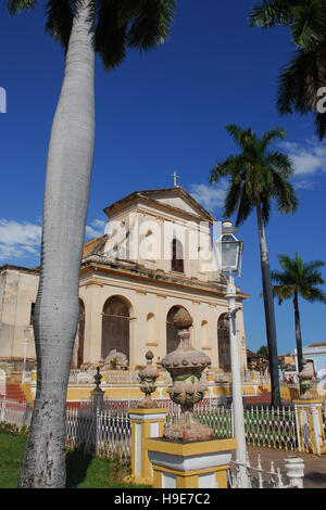 Cuba, Trinidad, Plaza Mayor, Iglesia de la Santisima Foto Stock