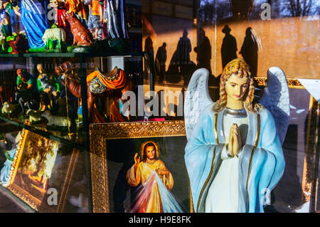 Czestochowa Polonia, vetrina con prodotti religiosi votivi articoli Sacro Romano Cattolico Santi Angelo, affari Foto Stock