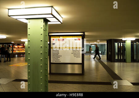 La stazione della metropolitana di Alexanderplatz di Berlino, Germania Foto Stock