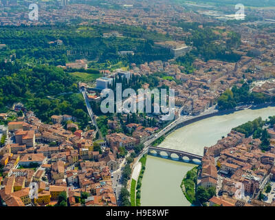 Vista aerea, Teatro romano di Verona, Castel San Pietro, sul fiume Adige fiume Adige piegare con ponti, Verona, Italia settentrionale, Foto Stock