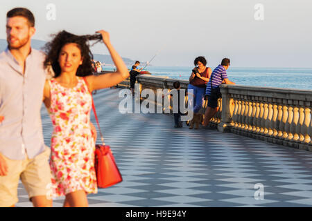 Passeggiando tra le persone sulla terrazza Mascagni a Livorno, Italia Foto Stock