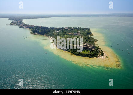 Vista aerea, area archeologica delle Grotte di Catullo, Grotte di Catullo, turchese acqua colorata, la penisola di Sirmione Foto Stock