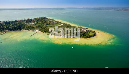 Vista aerea, area archeologica delle Grotte di Catullo, Grotte di Catullo, turchese acqua colorata, la penisola di Sirmione Foto Stock