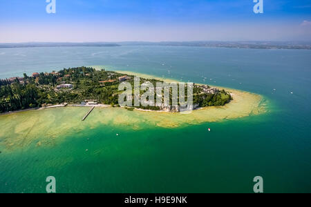 Vista aerea, area archeologica delle Grotte di Catullo, Grotte di Catullo, turchese acqua colorata, la penisola di Sirmione Foto Stock