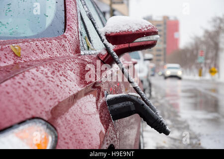 Un rosso auto elettrica di ricarica in Montreal, Canada Foto Stock